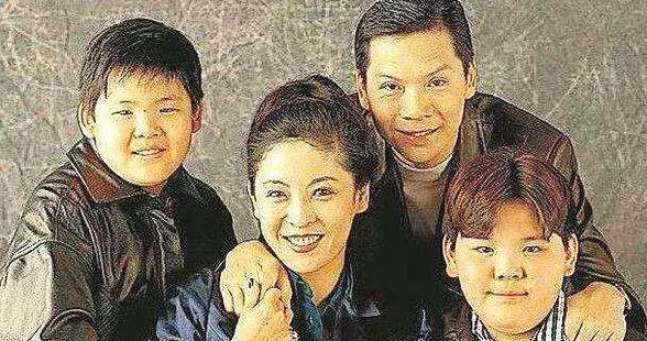 向华强一共两个儿子，向佐和向佑。为何差别这么大？