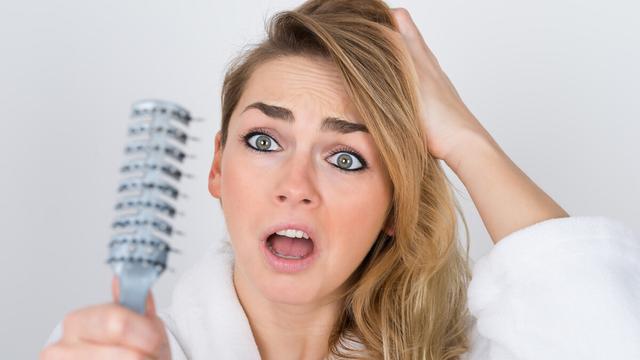 女性经常掉头发，提示你的身体缺这4样东西，多吃这3物可补充