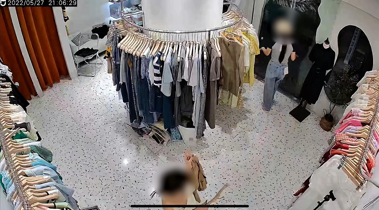 2022-05-29 女子服装店试600元新衣直接穿走