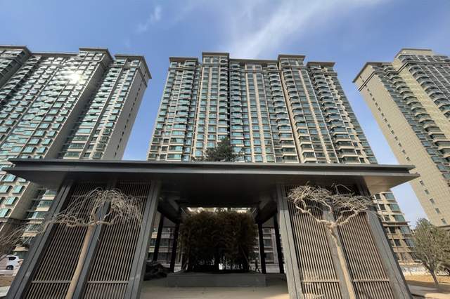北边丰喜大道,路宽60米,双行六车道,是前往运城市的必经之路,也是贯穿