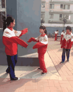这位女同学，被脱裤子还笑的这么开心呢？