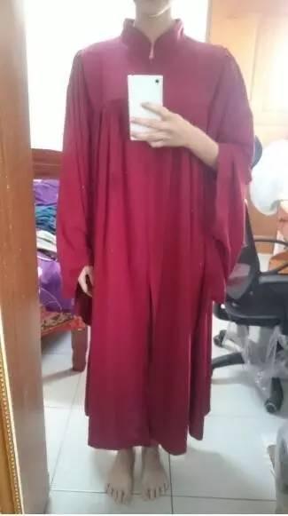 台湾女大学生发掘学士服独特传法，低胸装都来了