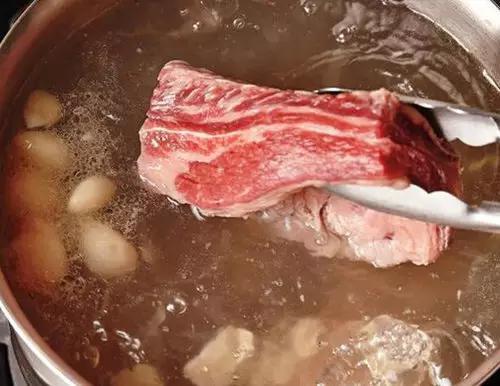 煮肉时，如果想使汤味鲜美，应该把肉放进冷水中慢慢煮