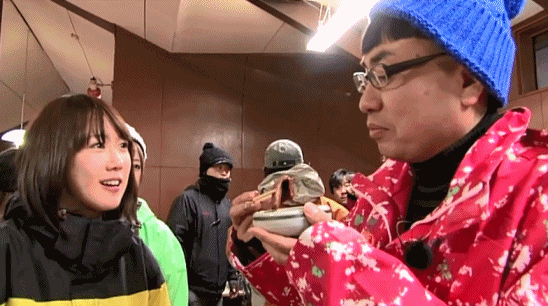 吃个东西，吐舌头是几个意思啊！