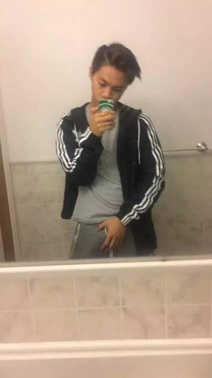 隔着裤子向大家展示自己裤裆里的东西！