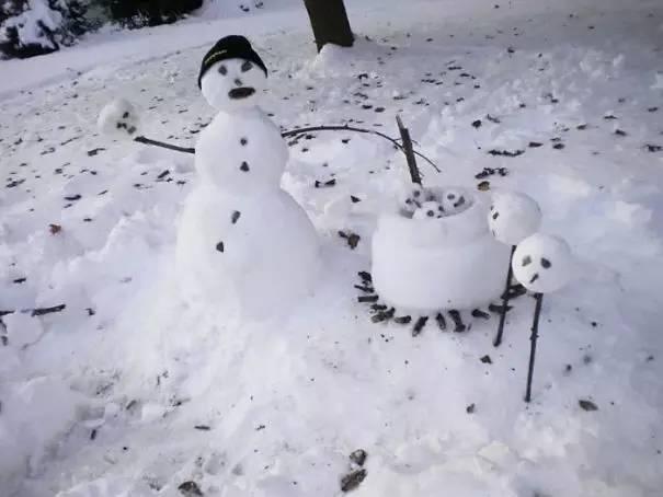 堆雪人的图片看过立马奉上膝盖，默默放下手里雪