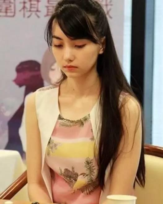 台湾22岁的围棋美女黑嘉嘉引发关注