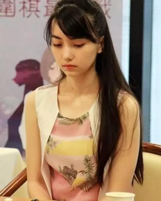 台湾22岁的围棋美女黑嘉嘉引发关注