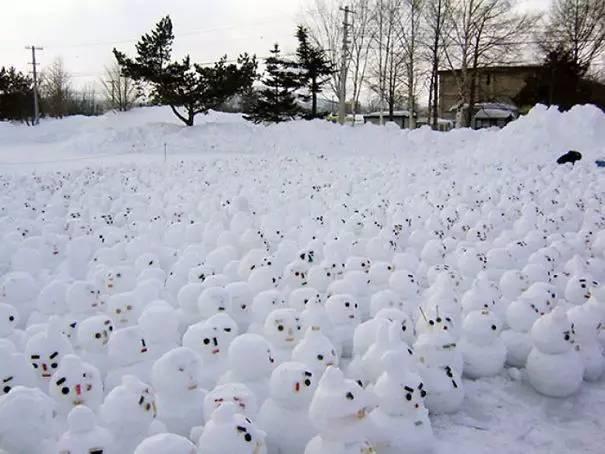 堆雪人的图片看过立马奉上膝盖，默默放下手里雪