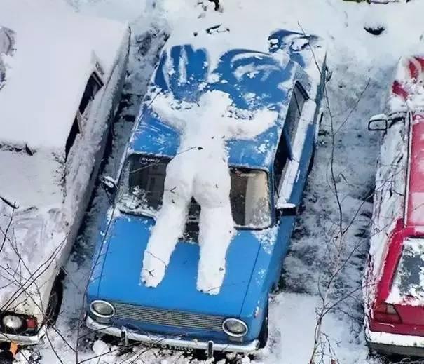 堆雪人的图片看过立马奉上膝盖，默默放下手里雪