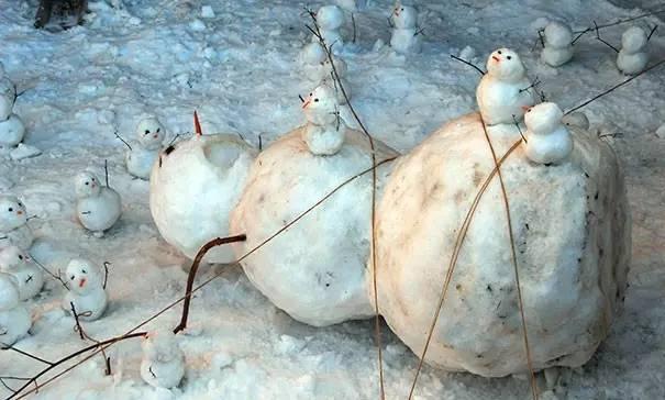 堆雪人的图片看过立马奉上膝盖，默默放下手里雪