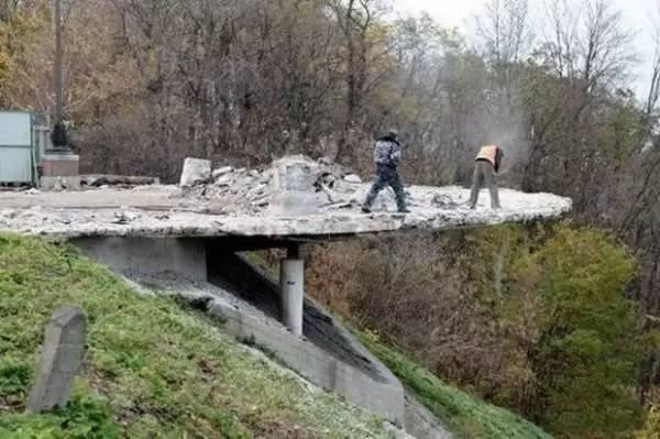 有些作死的人,在作死道路上越走越远