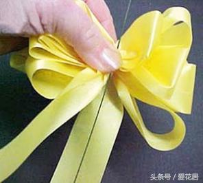 礼物彩带蝴蝶结的折法,礼物包装蝴蝶结系法