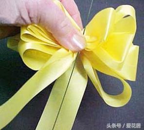 一根丝带打蝴蝶结图解 礼物包装丝带打法十字