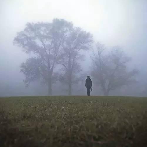 摄影师拍照片，关于他做的噩梦中的场景