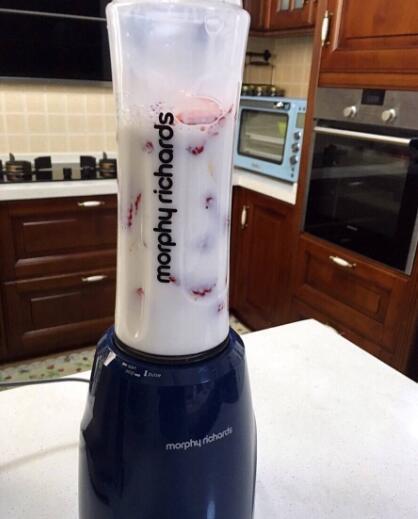 如何制作蓝莓果汁，蓝莓女生的最爱-蓝莓奶昔的独家做法