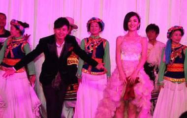 张杰谢娜的结婚照片，谢娜和张杰李宇春（夫妻穿情侣装向对方表白）