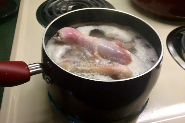 麻辣卤鸡爪好吃到连卤汁都不放过，我们一起来学做一下吧