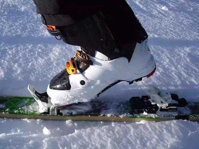 滑雪一整天后脱掉滑雪鞋的感觉