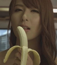 牛哥美女gif动图13p：妹子吃的什么是东西呢