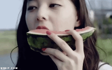 妹子吃西瓜也是极美的