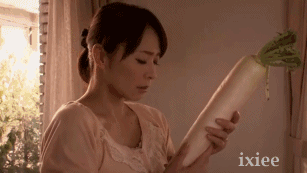 牛哥美女gif动图10p：腿上绑的是什么东西呢