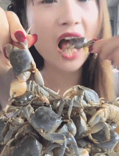 牛哥美女gif动图：偷袭妹子失败