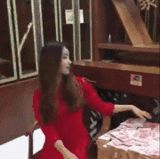 牛哥美女gif动图10p：女神柳岩拍男人装的镜头