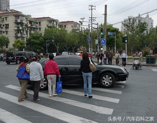 开车转弯怕发生事故，以下转弯技巧要知道