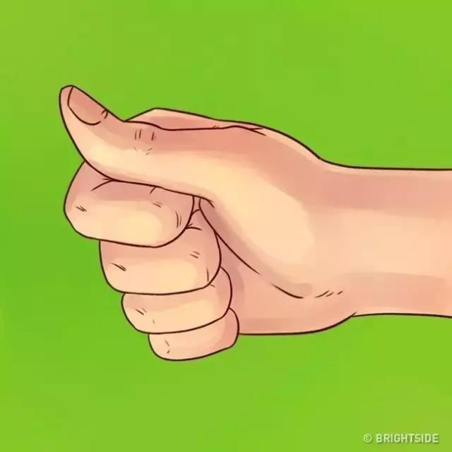 小王有知识：捏拳的姿势出卖了你
