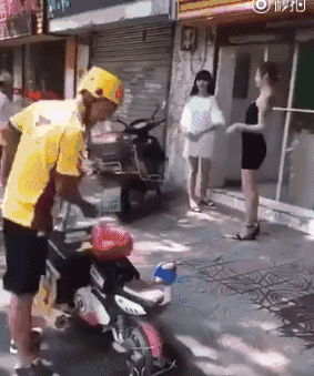 牛哥美女gif动图13p:妹子舔屏了!你何在?