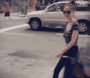 牛哥美女gif动图13p:妹子舔屏了!你何在?