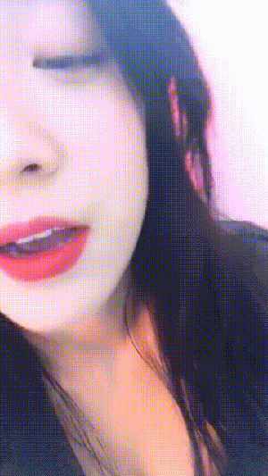 牛哥美女gif动图13p:妹子舔屏了!你何在?