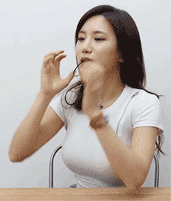 牛哥美女gif动图：妹子笑得跟花儿一样！