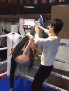 牛哥美女gif动图16p:妹子是要弯弓射雕吗?