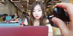 牛哥美女gif动图11p：来，亲一个！