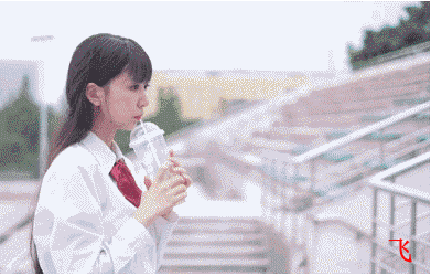 牛哥美女gif动图15p：妹子的手这是要做什么呢？