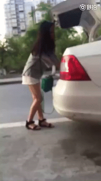 牛哥美女gif动图11p：来，亲一个！