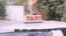 牛哥美女gif动图14p：这床单这么好，一直摸摸摸！