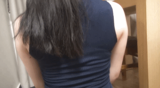 牛哥美女gif动图:妹子跪在这里做什么呢?!