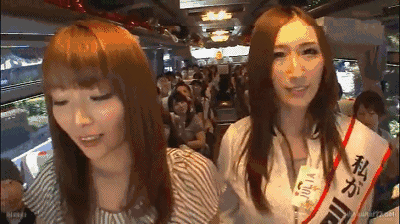 牛哥美女gif动图:妹子跪在这里做什么呢?!