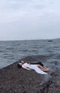 牛哥美女gif动图18p：拉开妹子衣服的拉链！