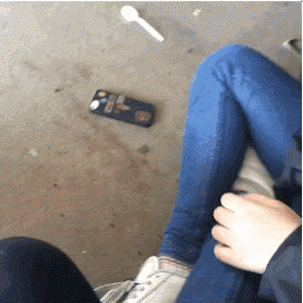 牛哥美女gif动图18p：拉开妹子衣服的拉链！