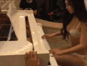 牛哥美女gif动图：游泳池的风景比外面好多了！