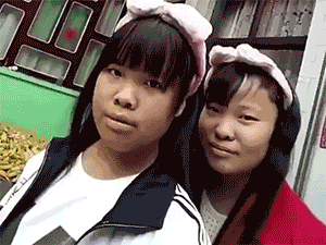 牛哥美女gif动图：游泳池的风景比外面好多了！