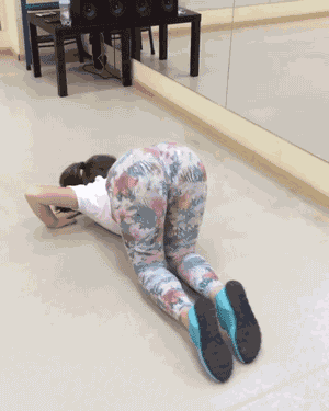 牛哥美女gif动图:这跑步机看起来好高端!