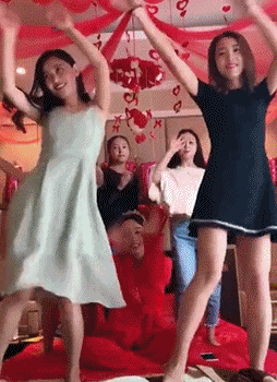 牛哥美女gif动图:穿高跟鞋还能这么厉害呢!