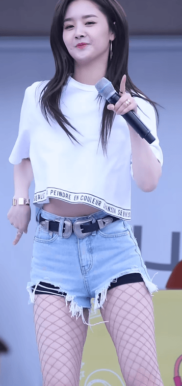 牛哥美女内涵gif动图11p：妹子的吻让人太陶醉