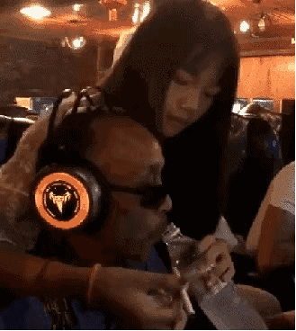 牛哥美女gif动图10p：我住隔壁我姓王，美女爱翻我家墙