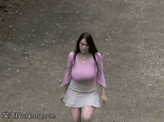 牛哥美女内涵gif动图11p：惊涛骇浪，不觉得累赘吗？